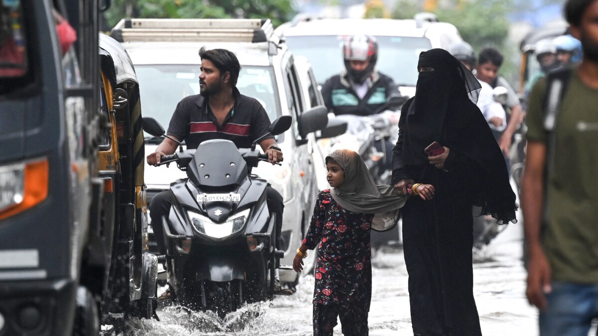 Heavy Rains Trigger Mumbai Traffic Chaos; IMD Warns of More Heavy Showers, Issues Yellow Alert