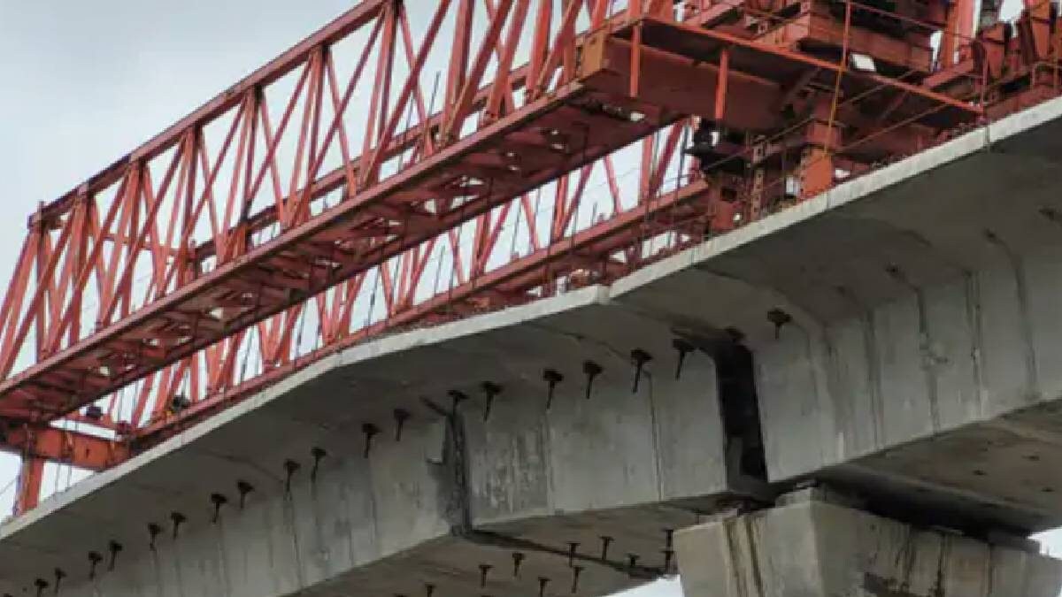 सूरत: अंडर-डेवलपमेंट मेट्रो ब्रिज गर्डर्स में रुकावट के कारण ट्रैफिक डायवर्जन हुआ