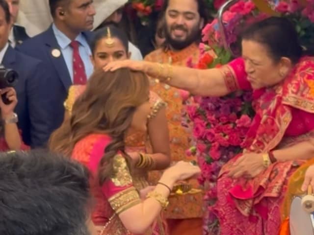 Nita Ambani Applies Tilak To Her Mother, Gets Blessings From Her At ...