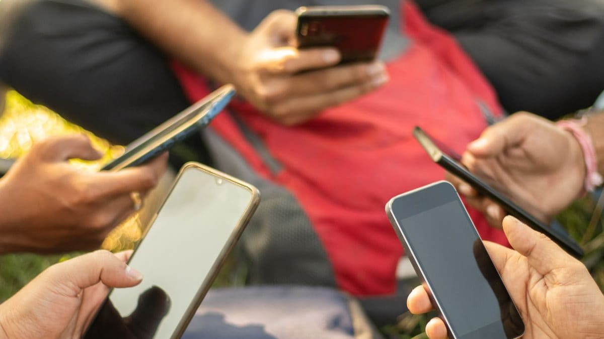 Mobile Phones, Electronics To Become Cheaper As FM Announces Major Reduction in Basic Customs Duty
