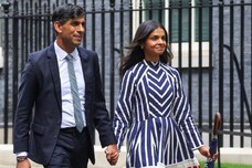 Watch: Downing Street Staff Give Rishi Sunak, Akshata Murty Farewell
