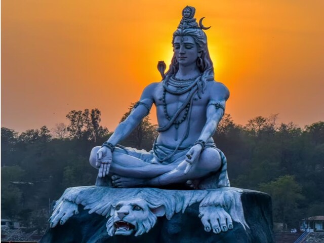 Mantras of Lord Shiva worship include 'Om Namah Shivay' among others.