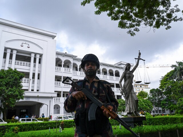 A Bangladeshi soldier stands guard at the Supreme Court of Bangladesh, amid the anti-quota protests in Dhaka on July 21, 2024. (AFP)