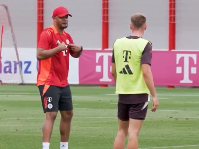 Bayern Munich manager Vincent Kompany conducting a training session (X)