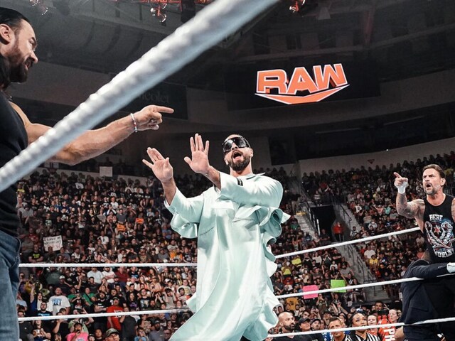 RAW: Seth Rollins announced he would officiate CM Punk vs Drew McIntyre (WWE)