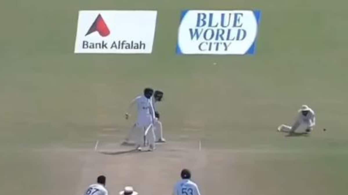 Pakistan Fans Demand Babar Azam to be Sacked from Test Team After Ex-Captain Drops Easy Catch at Slip: WATCH