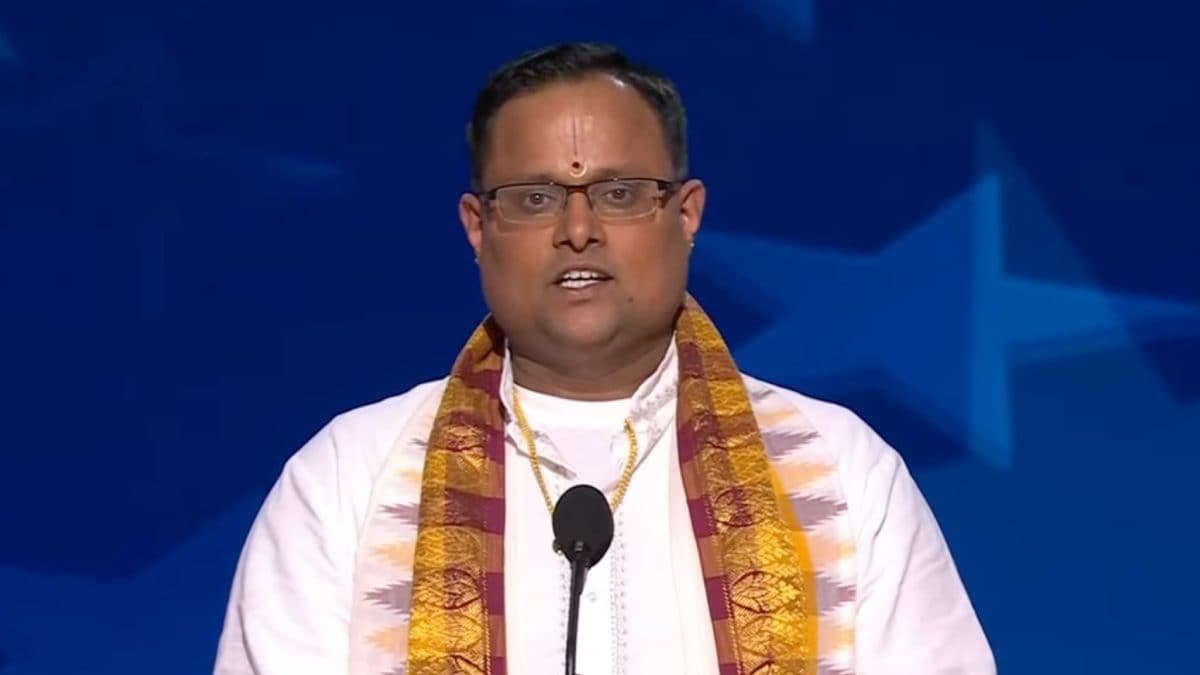 Bengaluru’s Rakesh Bhatt Opens DNC Day 3 With Vedic Prayer, Chants ‘Om Shanti Shanti…’ | Watch – News18