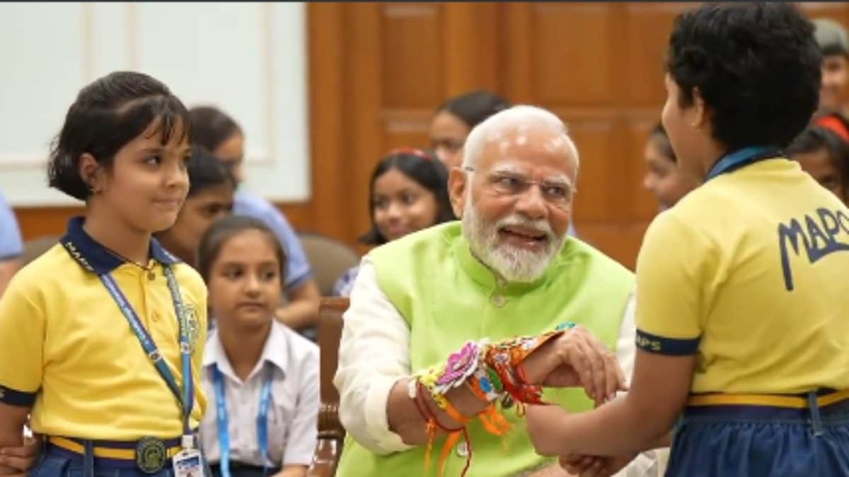 Modir Raksha PM Narendra Modi Celebrates Raksha Bandhan With School Students In ...
