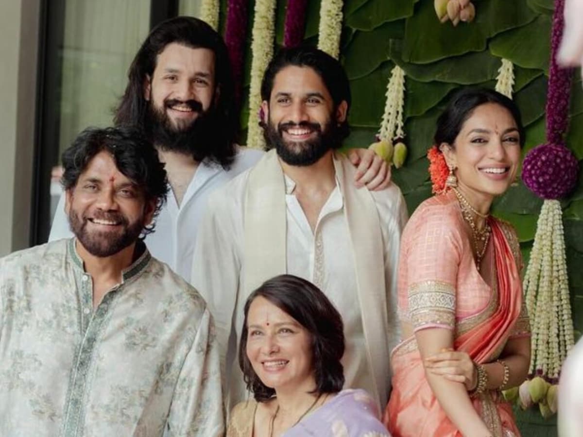 Sobhita Dhulipala Joins Naga Chaitanya, Nagarjuna, Amala and Akhil Akkineni For Family Photo After Engagement - News18