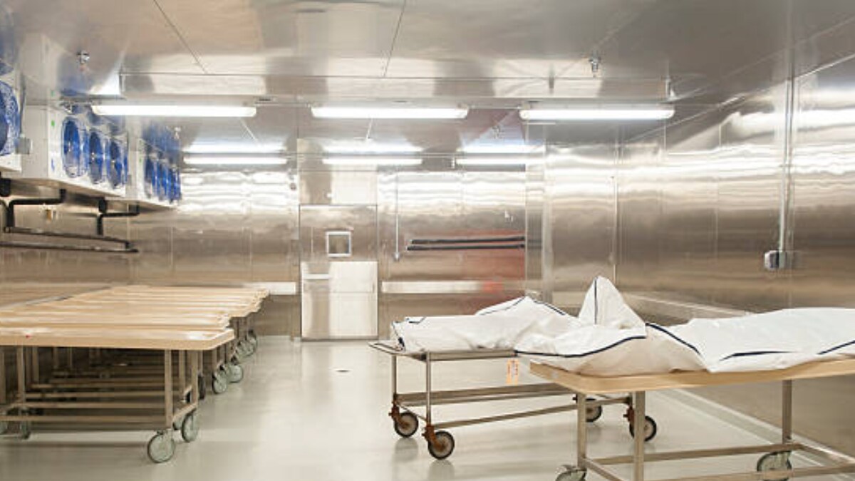 नोएडा के युगल मुर्दाघर के फ्रीजर में अंतरंग कार्य करते हुए कैमरे में कैद हो गए, पुलिस ने गिरफ्तार कर लिया