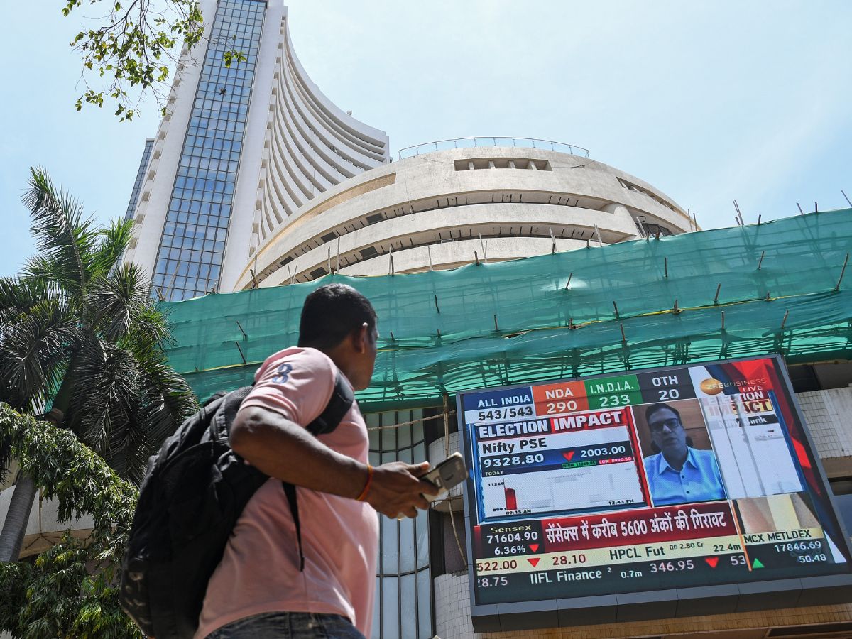 Stock Market Updates: Sensex Falls 400 Points, Nifty Below 24,700