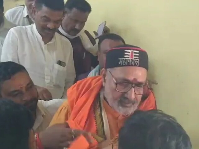 Man Tries To Punch Union Minister Giriraj Singh During Janta Darbaar In  Bihar's Begusarai, Held - News18