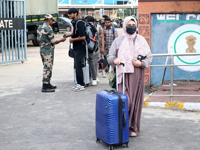 Indian BSF checks identity papers of Bangladeshi students at the Akhaura border post in Tripura, amid protests in Bangladesh over government job quotas, July 20, 2024. (Pic/Reuters)