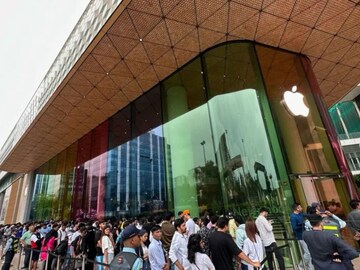 ‘Standing In Queue For 21 Hours': iPhone 16 Buyers Go Crazy At Apple ...