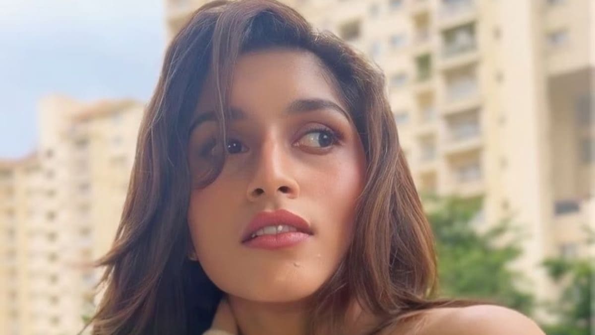 Actress Aradhana Ram Paints Dubai Streets Pink In Chic One-shoulder ...