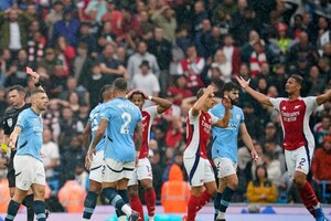 Premier League: Riccardo Calafiori Not Happy With Leandro Trossard's Red Card Against Manchester City