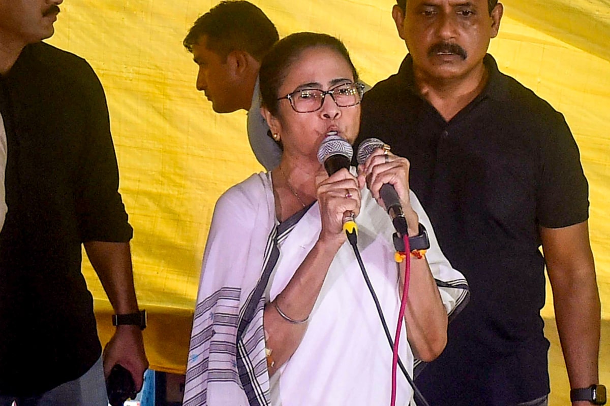 'I'm Here As Your Didi': Mamata Visits Kolkata Doctors At Protest Site In 'Last Attempt' To End Impasse