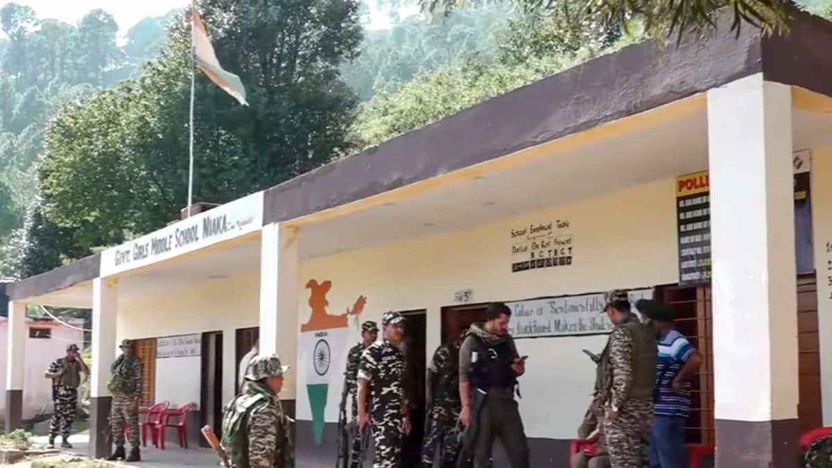 J&K Assembly Elections Phase 2: Poll And Security Staff Reach Polling Stations, Voting On 26 Seats Tomorrow – News18 J&K Assembly Elections Phase 2: Poll And Security Staff Reach Polling Stations, Voting On 26 Seats Tomorrow – News18