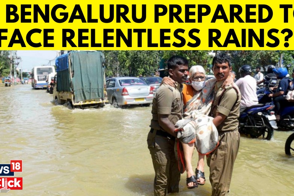 Heavy Rains Cause Waterlogging And Traffic Jams in Bengaluru