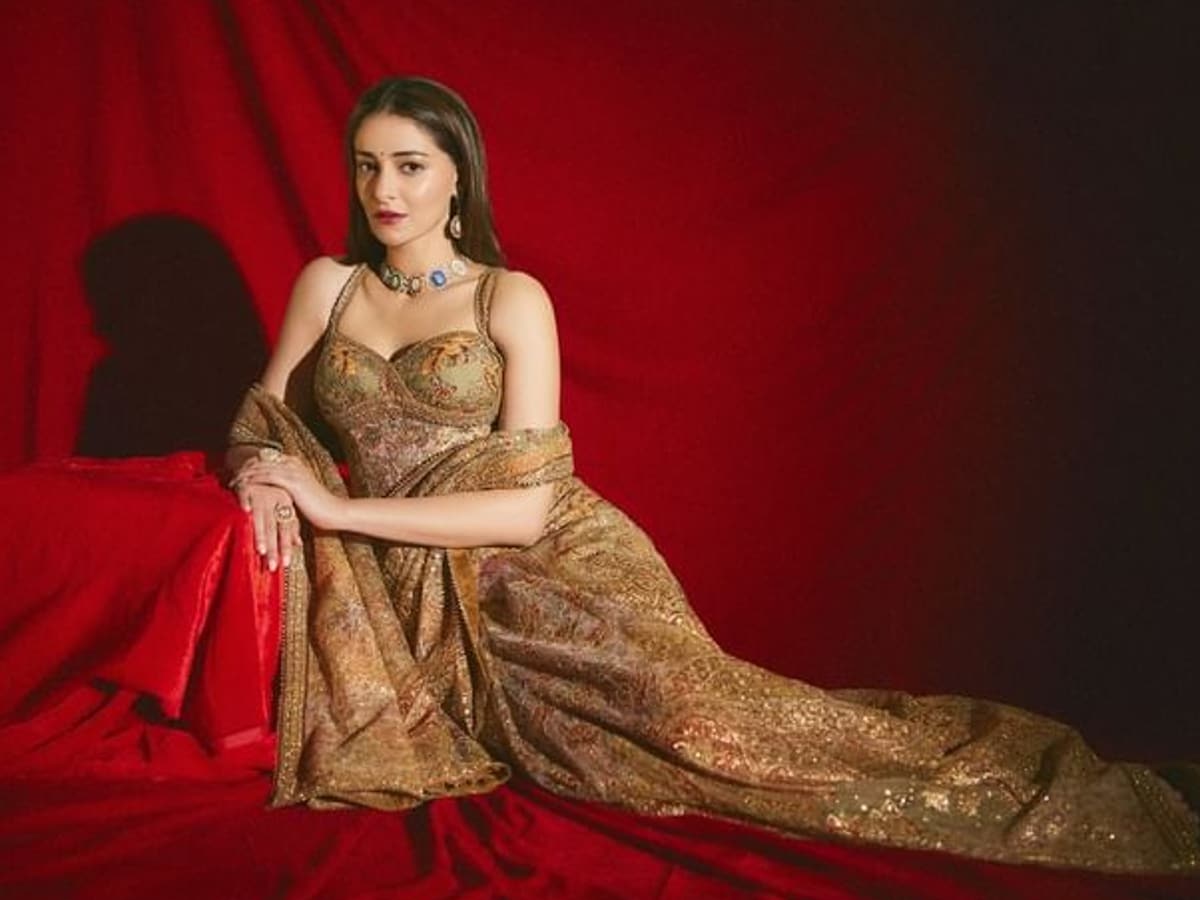 Ullu web series actresses in a ensemble shot