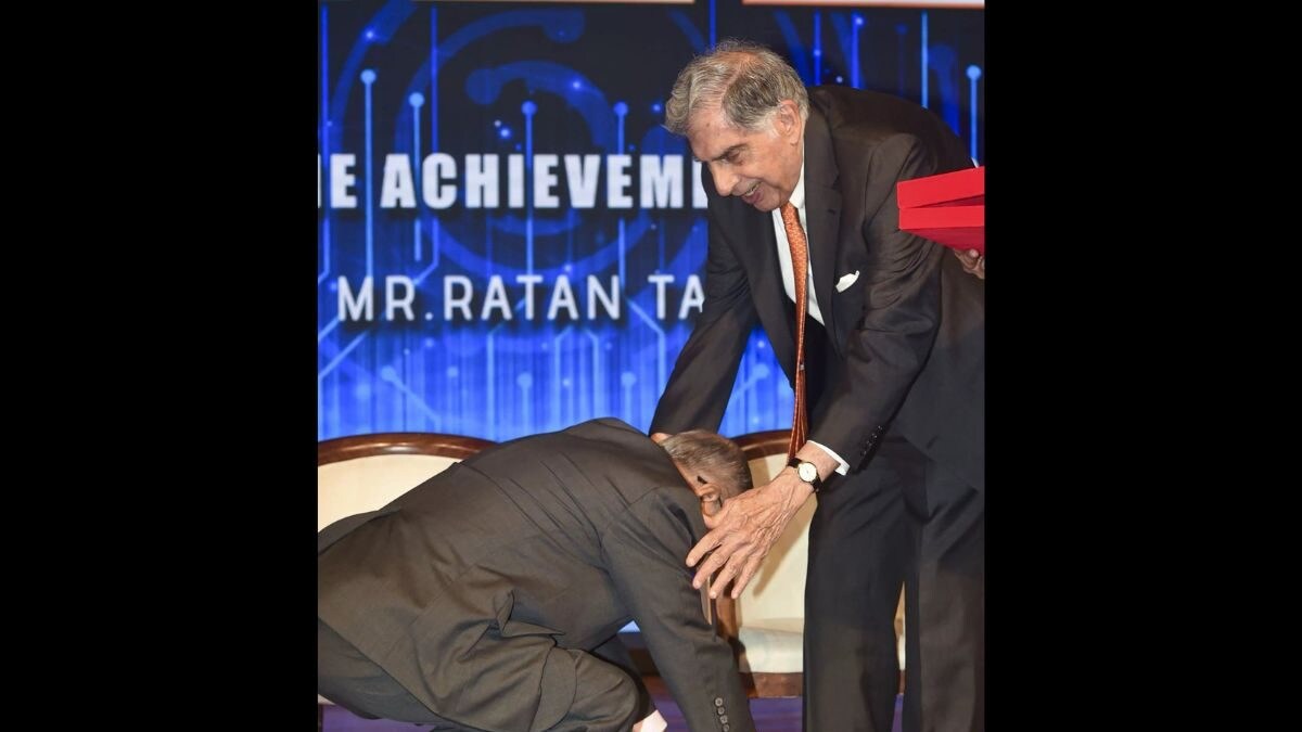 When Narayan Murthy Touched ‘Role Model, Moral Compass’ Ratan Tata’s Feet – News18