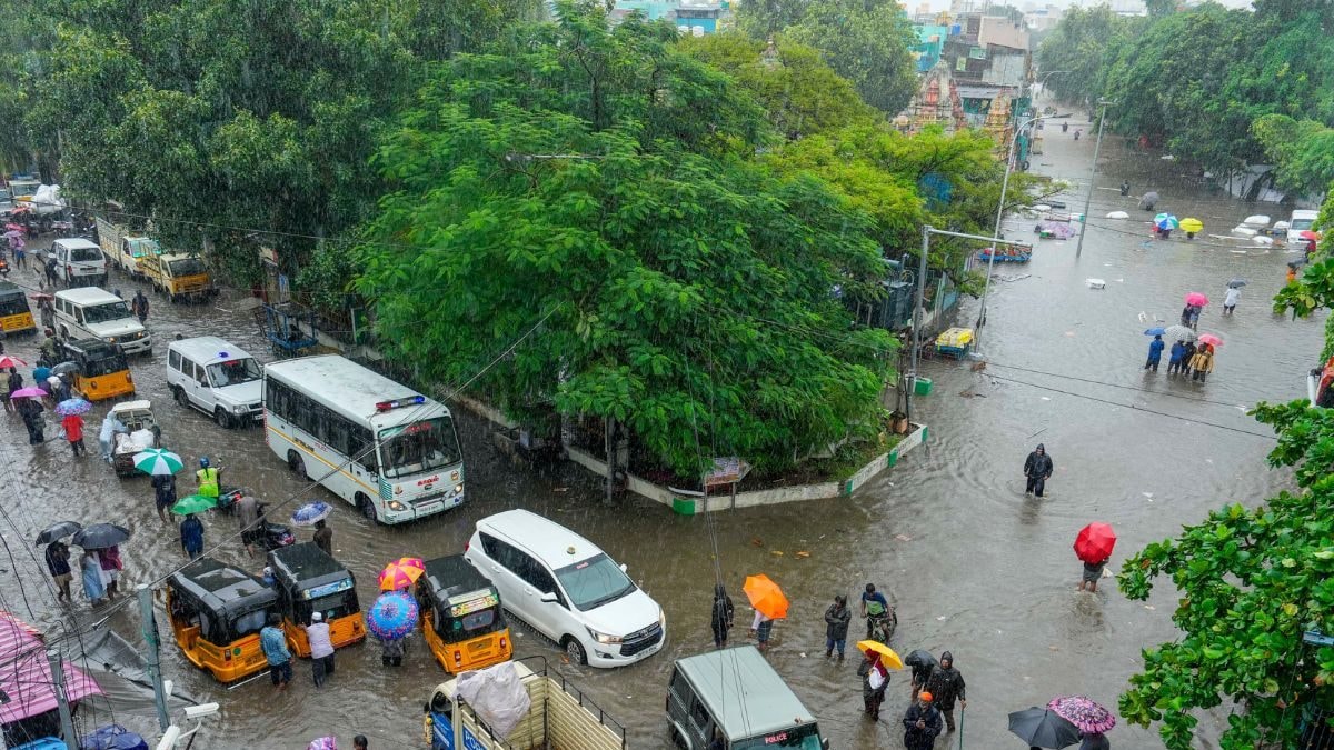 タミル・ナドゥ州の雨：IMDが緊急警報を発令。チェンナイで激しい雨が降り、8便、4列車が欠航