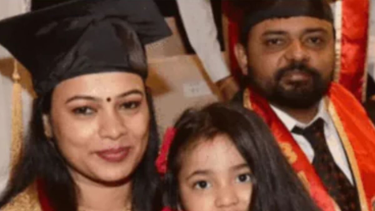 At Bengaluru College Convention, Parents Receive MBA Degrees And Their Daughter Cheers On