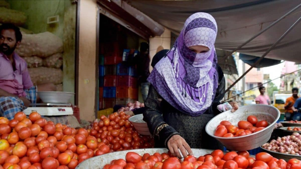 Chennai Rains: Vegetable Prices Shoot Up, Tomato Costlier by Rs 40 Per Kg in Single Day Chennai Rains: Vegetable Prices Shoot Up, Tomato Costlier by Rs 40 Per Kg in Single Day