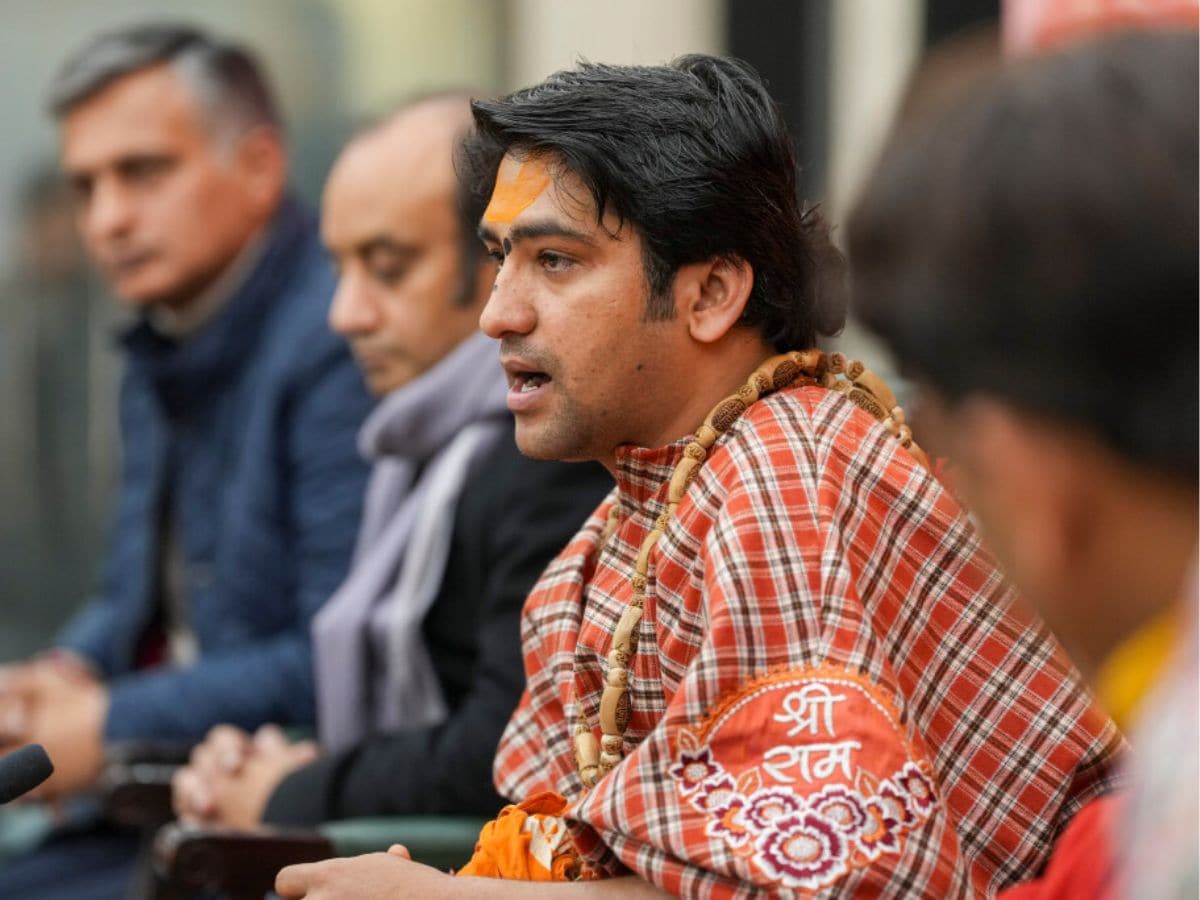 Pandit Dhirendra Shastri Attacked, Mobile Phone Thrown At His Face During Padayatra | India News - News18