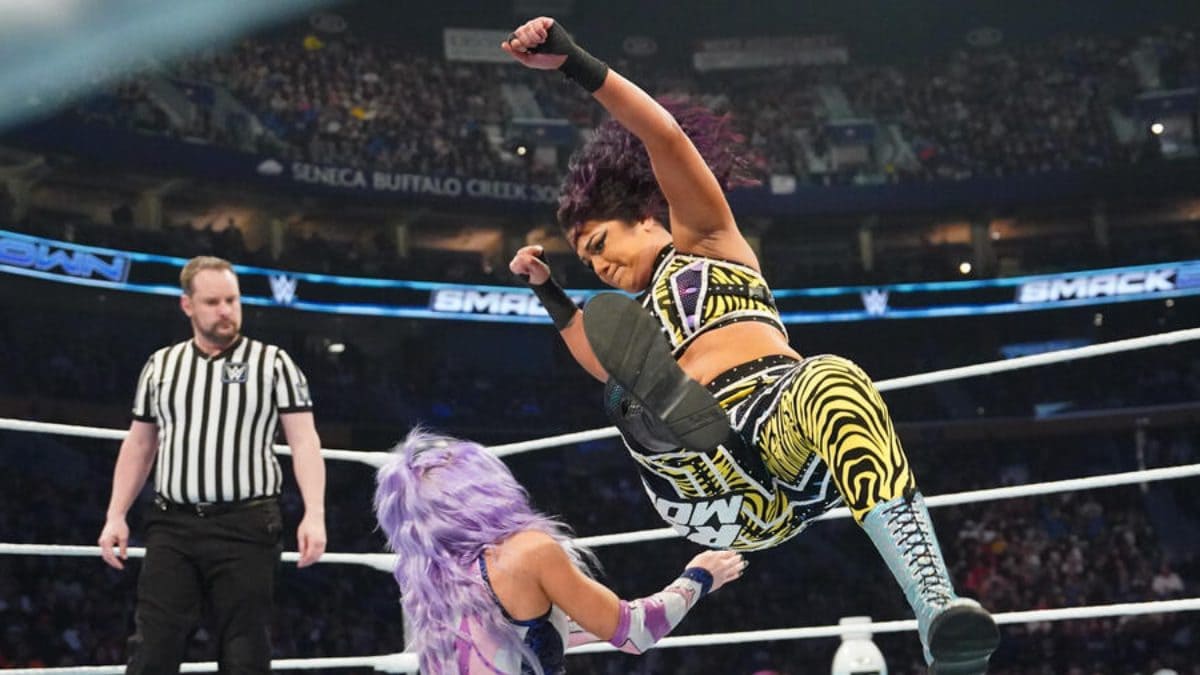 WWE SmackDown Results: Bayley Beats Candice LeRae, Motor City Machine ...