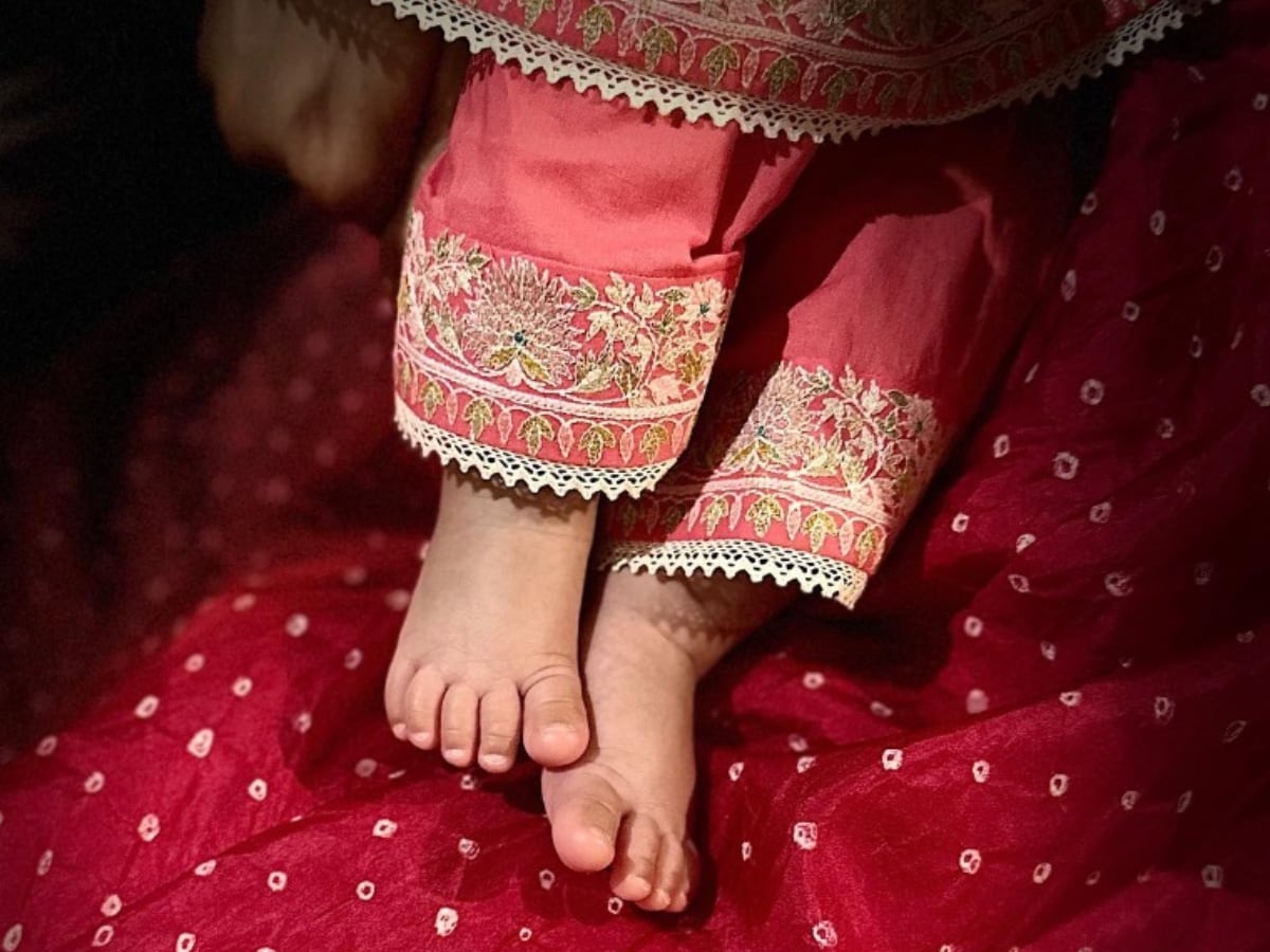 Deepika Padukone, Ranveer Singh Share First Photo of Daughter dua on Diwali, See here - News18