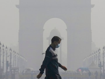 Delhi के मुख्यमंत्री ने प्रदूषण की समीक्षा की; लापरवाह एजेंसियों के खिलाफ FIR दर्ज करने का आदेश दिया 2 GRAP Stage-4 Curbs Kick In As Delhi-NCR Chokes Under Severe Air ...