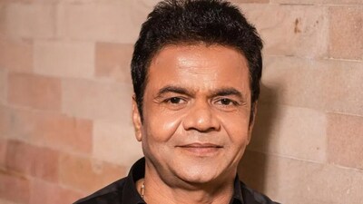 Angry Rajpal Yadav Snatches Reporter's Phone When Asked About Viral No ...