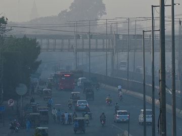 Commuters make their way amid smog in Lahore on November 1, 2024. (AFP photo)
