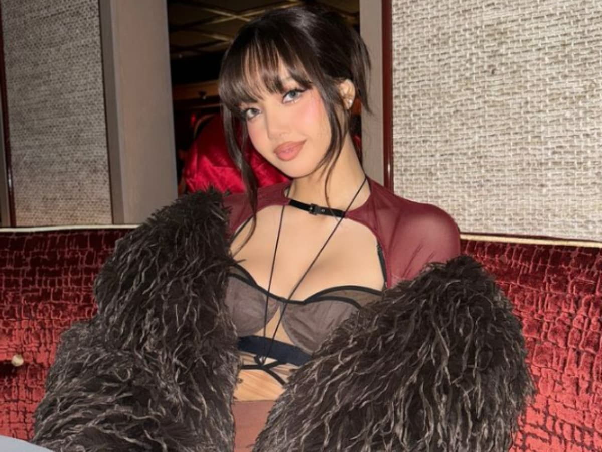 Lisa in a White Lotus scene