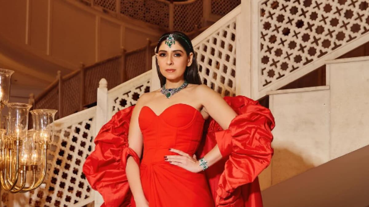 Fabulous Lives Of Bollywood Wives' Bhavana Pandey Calls Karan Johar ‘Peacemaker’ Of Their Group