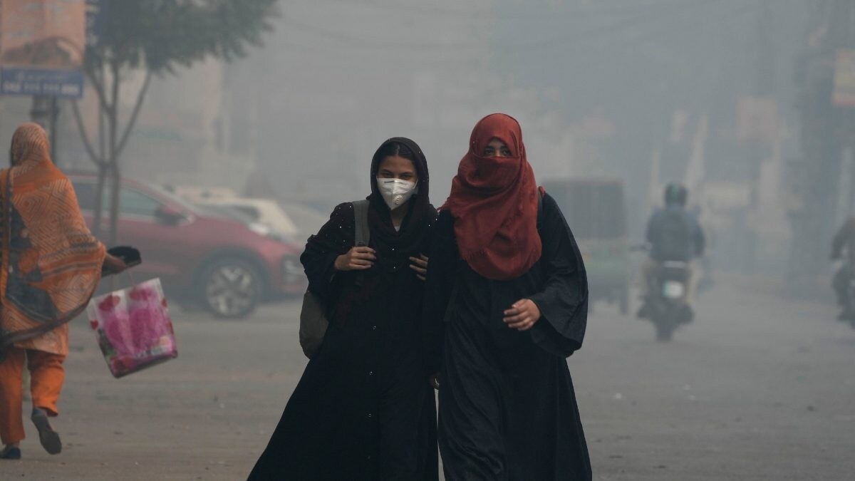 Pakistan’s AQI Crosses 2100 Mark; Punjab Shuts Down Schools, Parks – News18