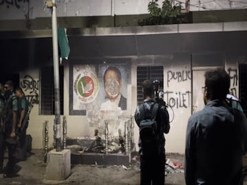 Clashes erupted when protesters carrying the Chhatra Sramik Janata banner marched with a torch procession in front of the Jatiya Party's central office. (Screengrab/ANI)