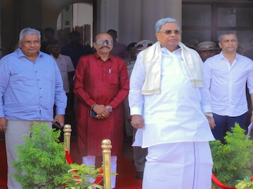 After Karnataka governor Thawar Chand Gehlot granted sanction to prosecute Siddaramaiah and directed the Lokayukta’s special investigation team (SIT) to probe the matter, this is the first time the chief minister has appeared before the agency. Pic/News18