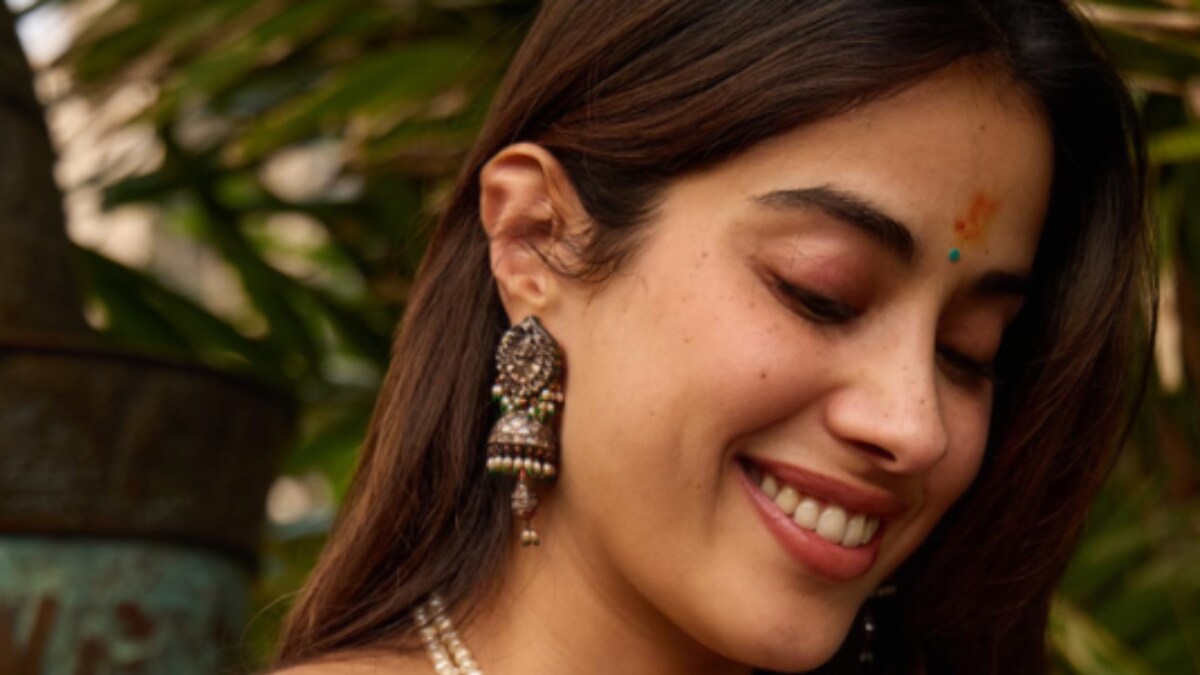 ICYMI: Janhvi Kapoor’s Cosy Diwali With Boney Kapoor, Khushi And Shikhar Pahariya