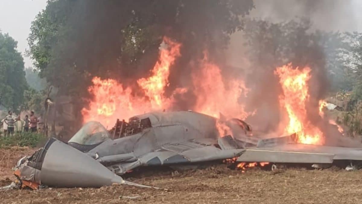 IAF’s MiG-29 Fighter Jet Crashes Near Agra, Pilot Ejects Safely IAF’s MiG-29 Fighter Jet Crashes Near Agra, Pilot Ejects Safely