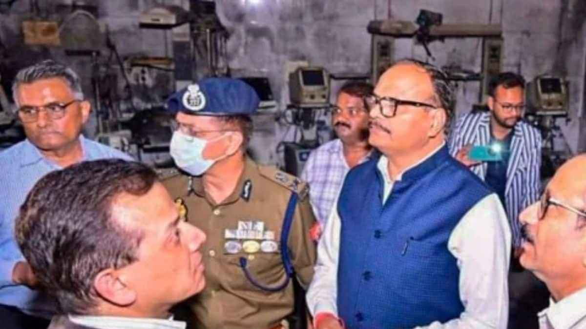 6 In Single Bed, Expired Extinguishers: Lapses Come To Fore As 10 Kids Die In Jhansi Hospital Fire 6 In Single Bed, Expired Extinguishers: Lapses Come To Fore As 10 Kids Die In Jhansi Hospital Fire