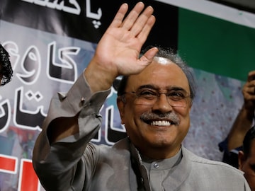 Asif Ali Zardari gestures during a news conference to unveil party's manifesto for the upcoming general election, in Islamabad, Pakistan June 28, 2018. (Reuters)