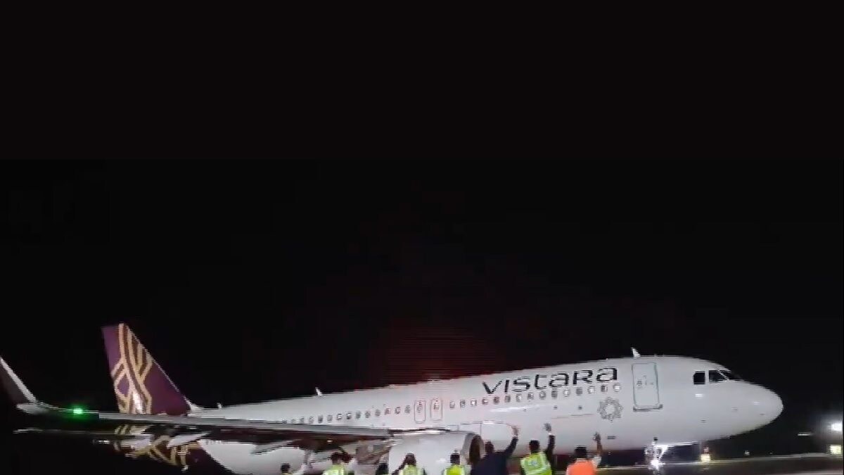 Video: Vistara’s Ground Staff, Crew Members Get Emotional While Seeing Off Last Flights