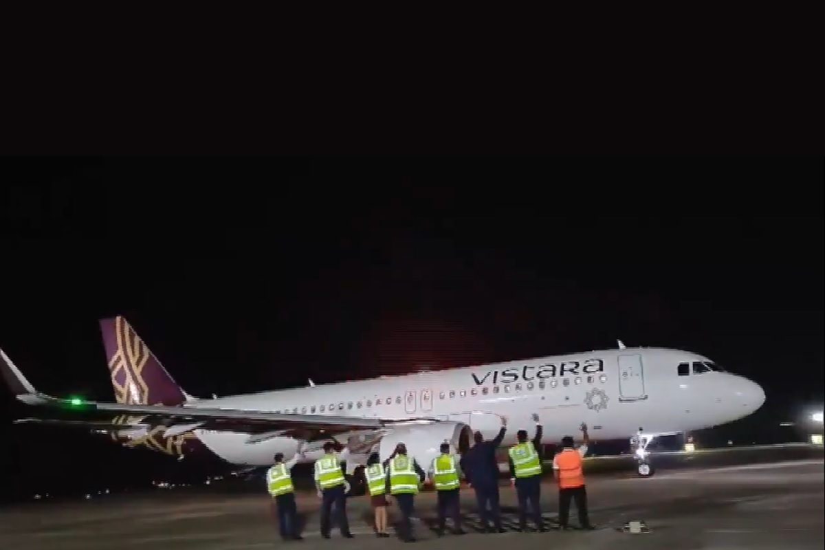 Video: Vistara's Ground Staff, Crew Members Get Emotional While Seeing Off Last Flights