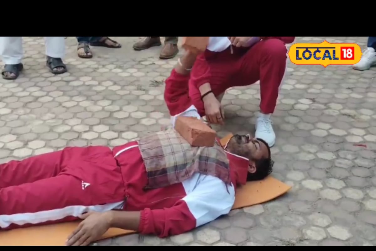 Meerut Students Bend Rods With Their Throat, Break Stones on Their Chest in Viral Video