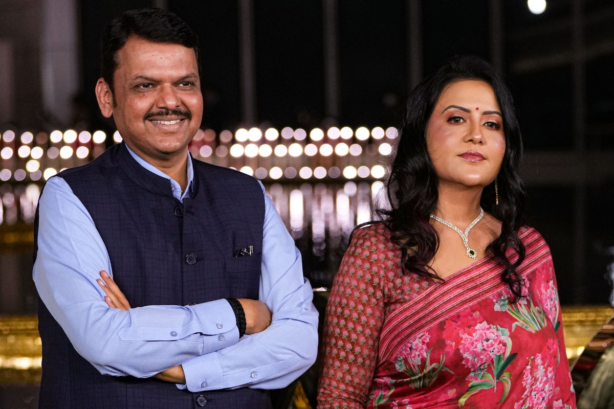 How 'Romantic' Amruta Fadnavis Fell For 'Unromantic' Devendra Fadnavis In  Just 90 Minutes - News18