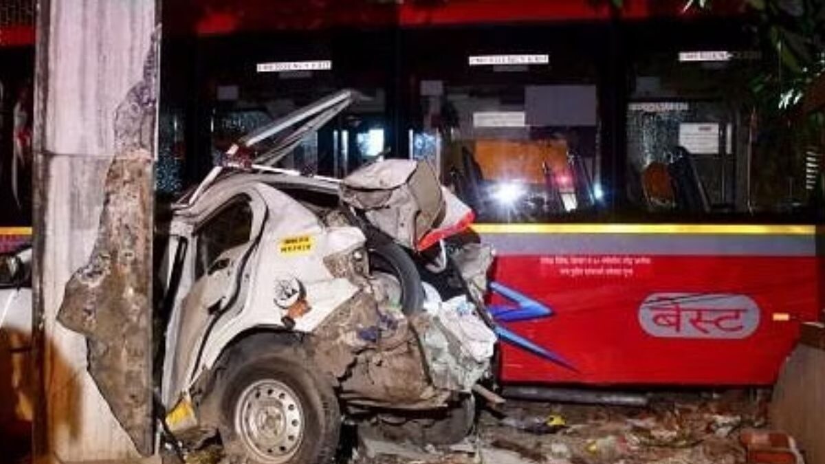 Mumbai bus crash: Thief steals from dead woman