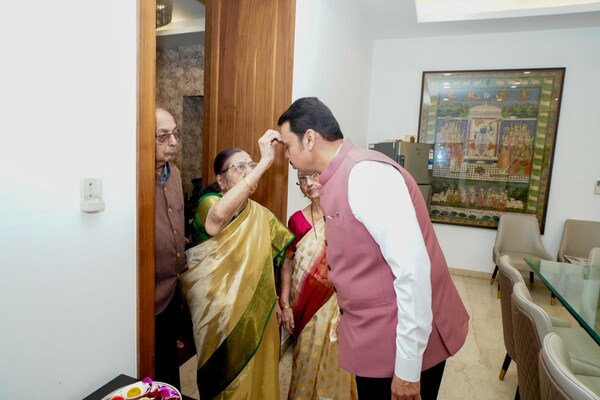 Maharashtra CM Swearing-in Live Updates: Devendra Fadnavis Seeks Blessings From His Mother Ahead Of Oath Ceremony