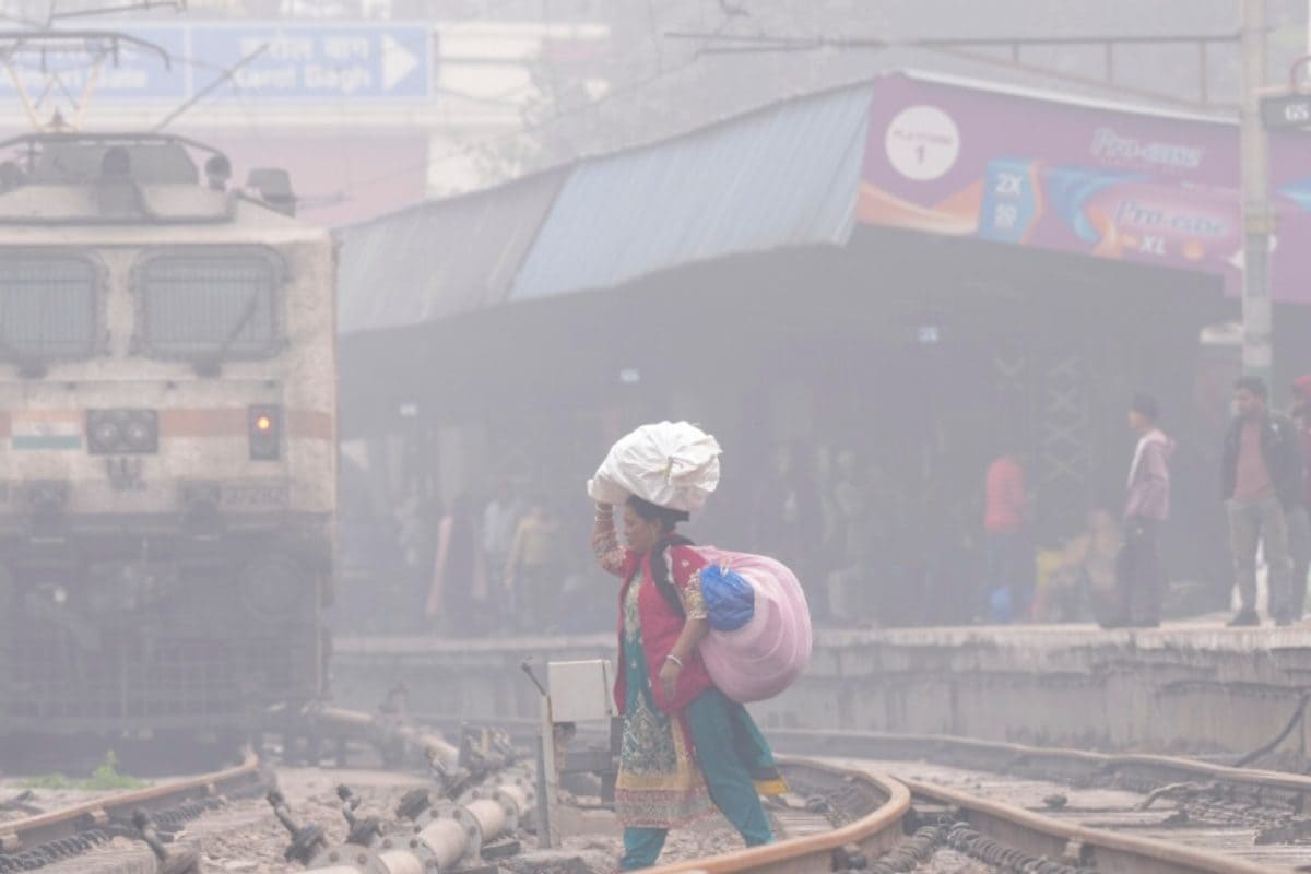 Dense Fog Envelops Parts Of Delhi, Light Rain Likely; Air Quality Remains 'Severe'